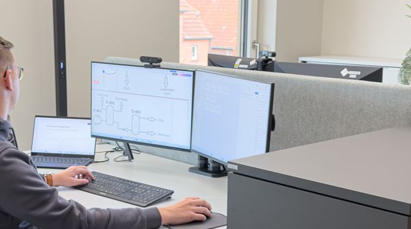 Zwei Mitarbeitende bei Lindschulte in Haslach (Kinzigtal) arbeiten an ihrem Computern