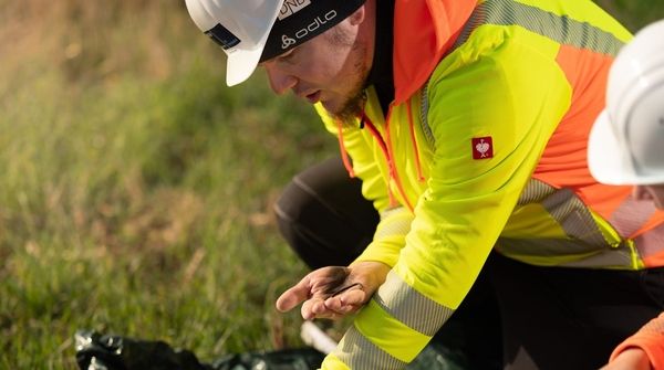 Zwei Mitarbeitende in Beelitz-Heilstätten bei einer Bodenanalyse