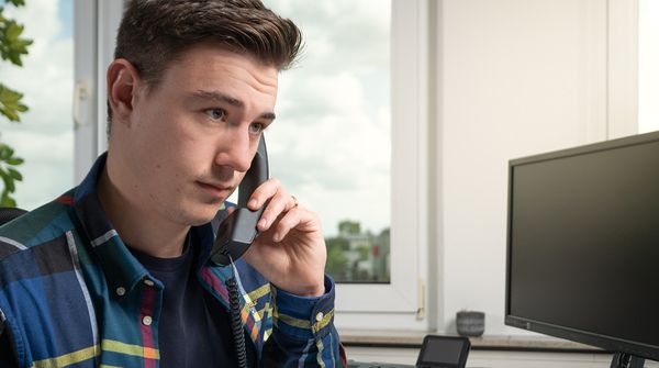 Ein Mitarbeiter am Standort Braunschweig im Telefonat