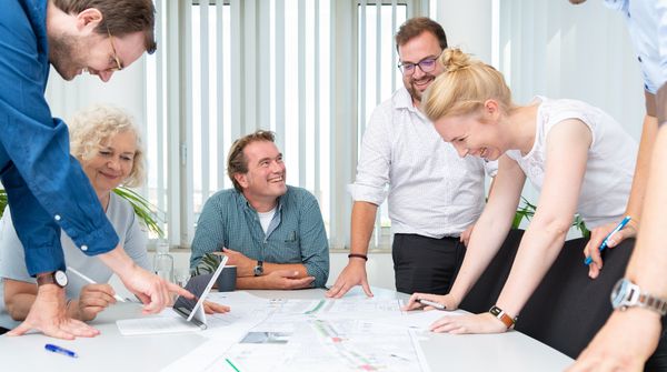 Das Lindschulte-Team in Düsseldorf bei einer gemeinsamen Planungsbesprechung