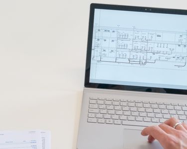 Zwei Mitarbeitende besprechen eine Planung