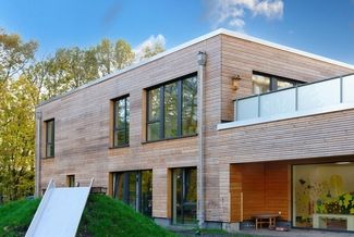 Außenansicht einer modernen Kindertagesstätte mit Holzfassade