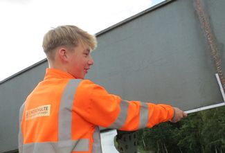 Ein Schüler macht ein Praktikum bei Lindschulte