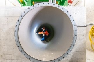 Ein Mitarbeiter prüft eine Rohrleitung