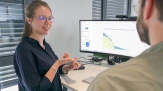 Eine Mitarbeiterin macht einen Energie-Check