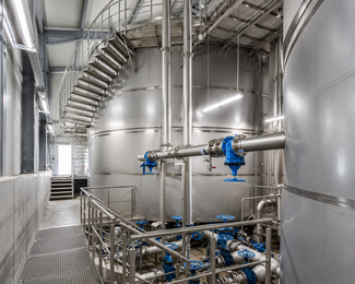 Wassertanks in einer Anlage