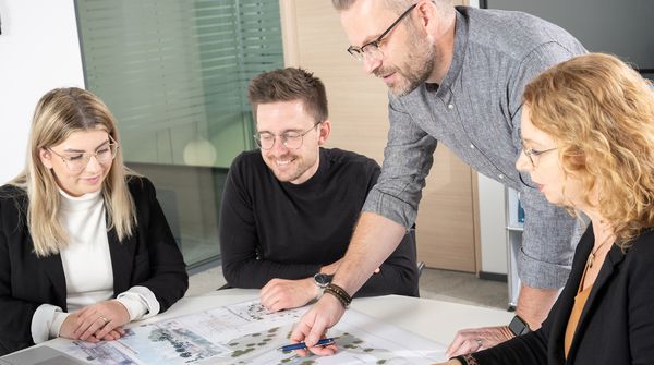 Das Team am Standort Hannover prüft gemeinsam eine Planung