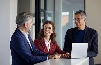 Drei Mitarbeitende der Lindschulte-Gruppe im Gespräch