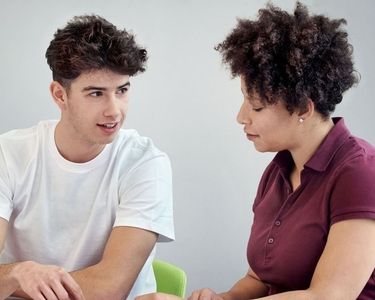 Zwei Mitarbeitende in Göttingen unterhalten sich