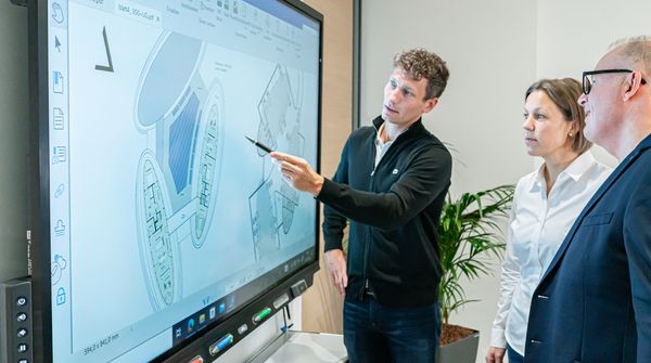 Drei Mitarbeitende bei Lindschulte in Karlsruhe am digitalen Whiteboard