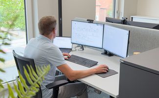 Ein Mitarbeiter führt am Computer eine technische Planung durch
