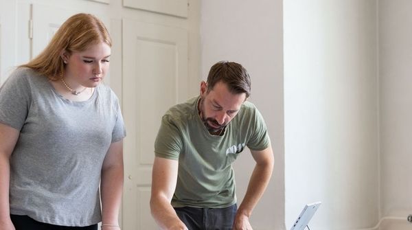 Zwei Mitarbeitende am Standort Gotha besprechen eine Planung