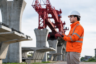 Ein Ingenieur überwacht den Bau einer Brücke