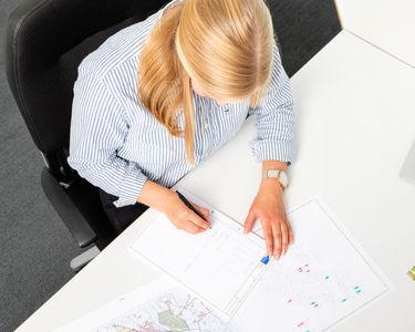 Draufsicht auf den Schreibtisch einer Planerin