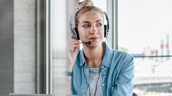 Lindschulte-Mitarbeiterin im Online-Meeting