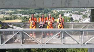 Bauarbeiter an einem Brückenbauprojekt