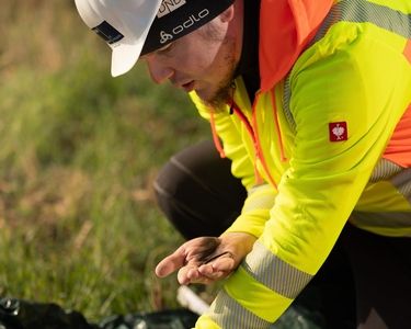 Zwei Ingenieure bei einer Bodenmessung