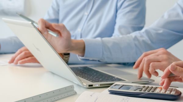 Mehrere Personen arbeiten an einem Konferenztisch