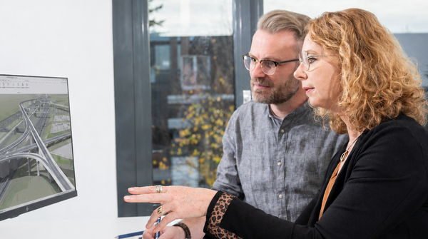 Zwei Mitarbeitende am Lindschulte-Standort in Göttingen machen eine 3D-Planung