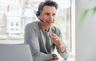Ein Mitarbeiter im Telefonat
