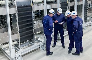 Ingenieure prüfen eine Industrieanlage