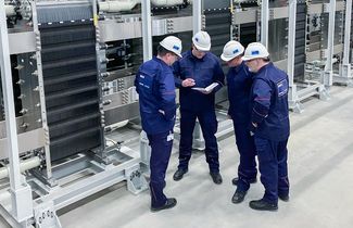 Ingenieure prüfen eine Industrieanlage