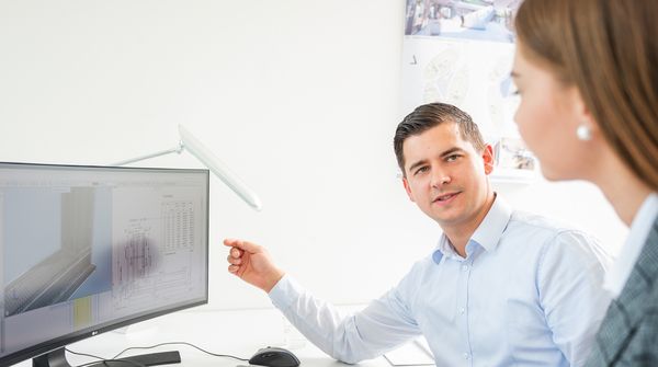 Zwei Mitarbeitende am Lindschulte-Standort in Koblenz besprechen eine Planung
