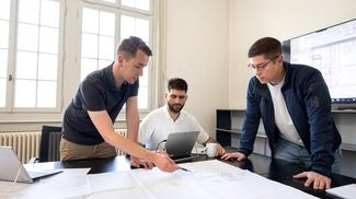 Architekten besprechen gemeinsam eine Planung