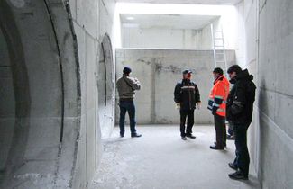 Bauleitung prüft den Fortschritt an einer Baustelle