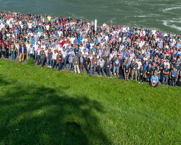 Luftaufnahme des Lindschulte-Teams an einem Ufer
